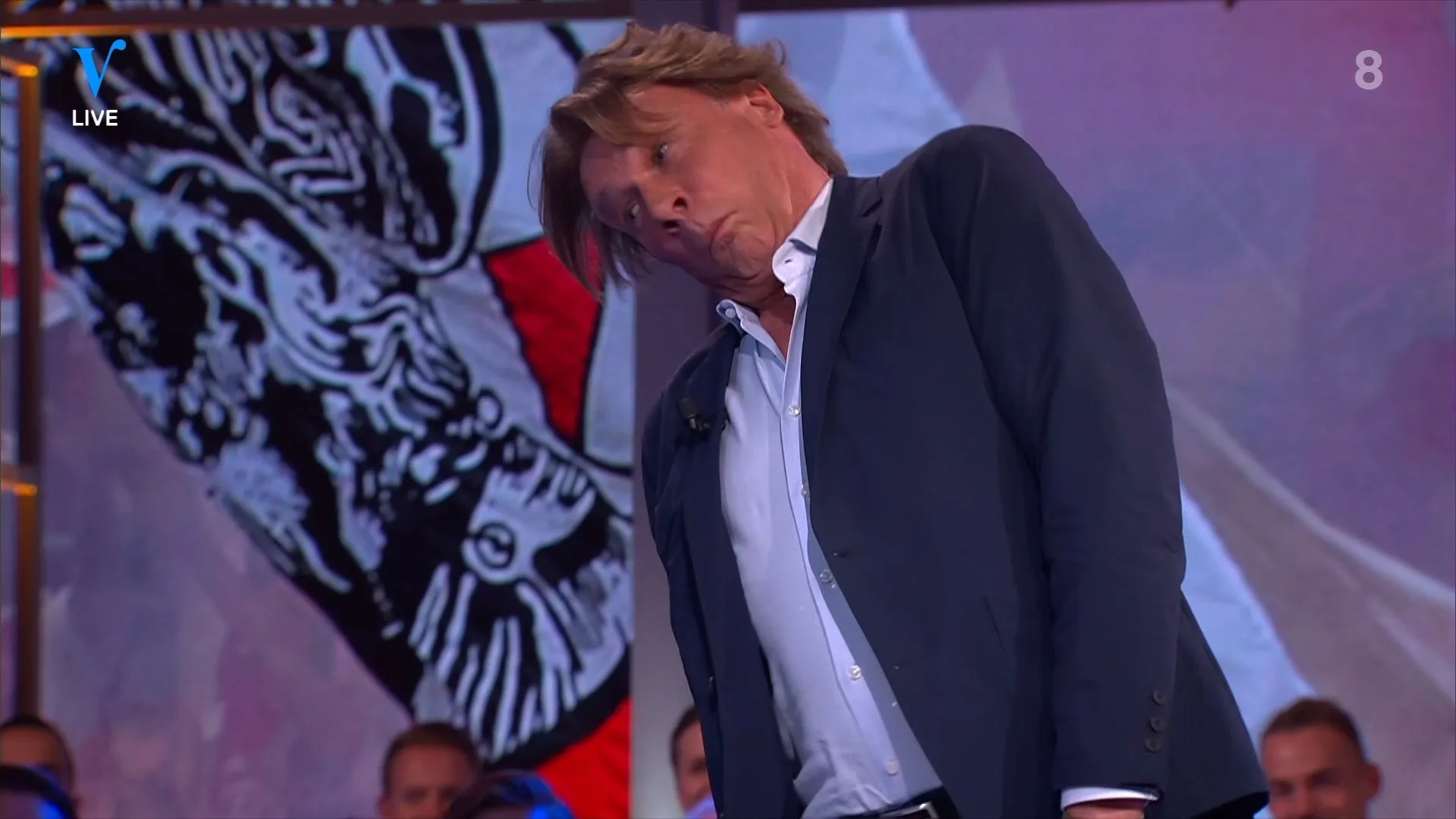 Hans geeft perfecte reconstructie van elleboogstoot Tadic