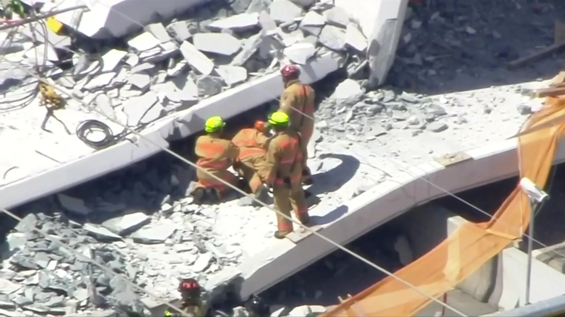 Gloednieuwe voetgangers brug stort in, zeker vier auto's geplet