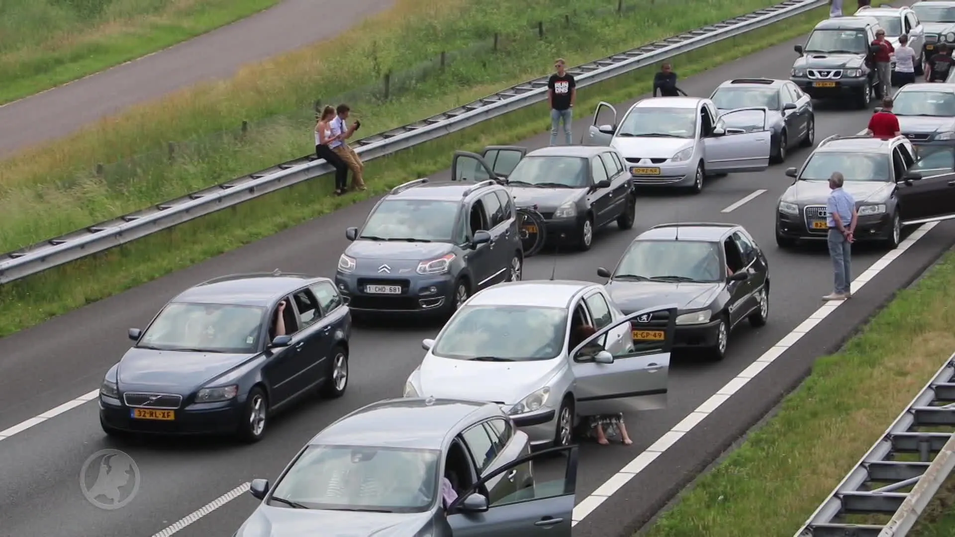 Enorme file A6 omdat brug niet dicht wil, automobilisten gestrand