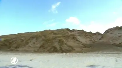 Rotzooi overboord geslagen containers blijft maar aanspoelen