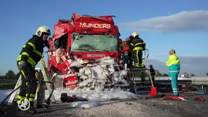Chauffeur tankauto verongelukt na aanrijding met vrachtwagen op A59