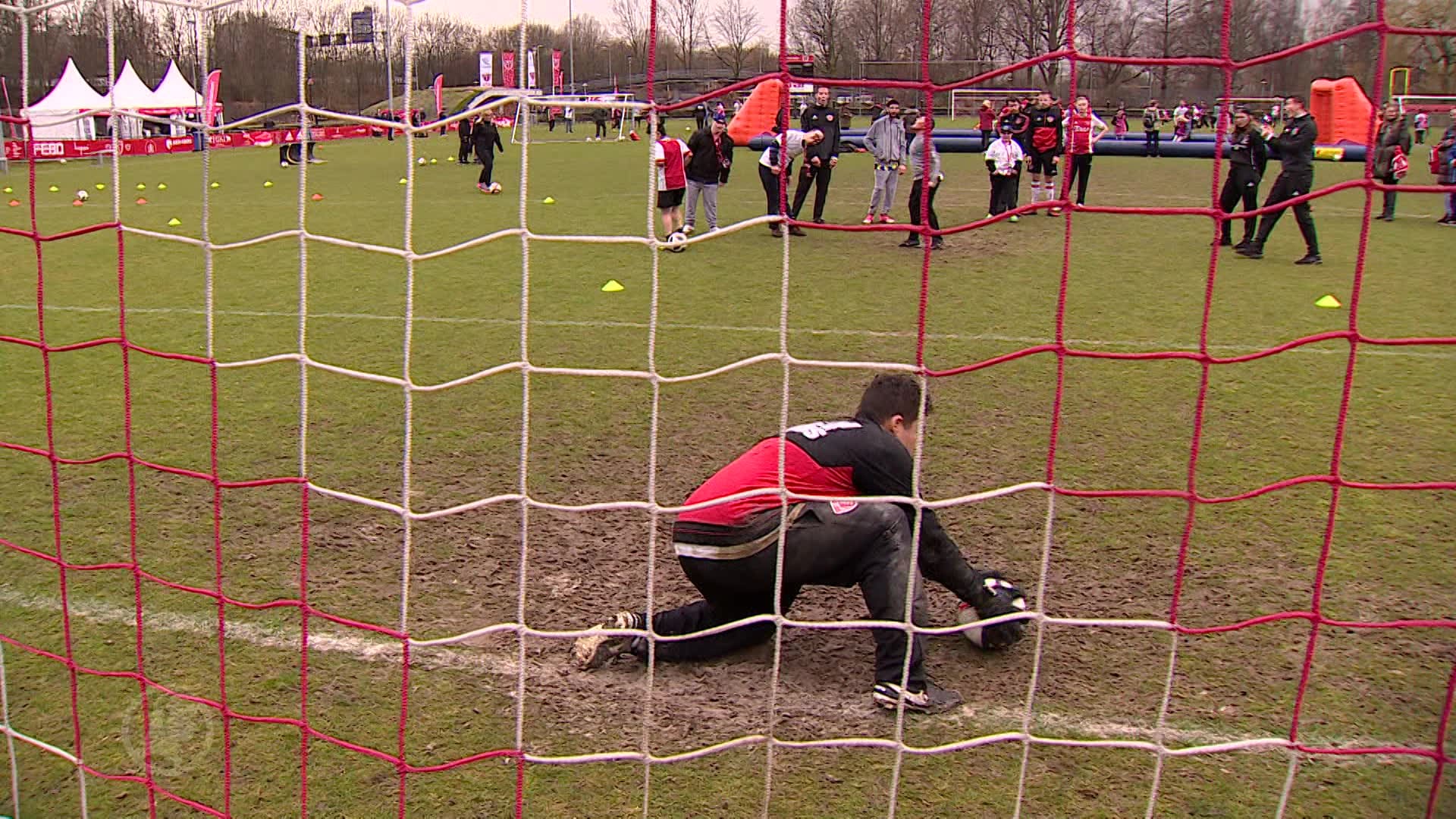 Jongeren met beperking trappen een balletje met Ajax-spelers
