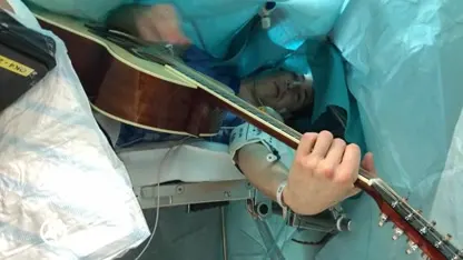 Jelle (34) speelde gitaar tijdens zijn eigen hersenoperatie