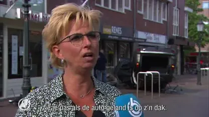 Auto rijdt dwars over plein in Huizen winkel binnen, twee mensen gewond