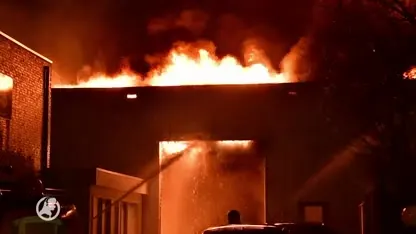 Verwoestende brand autobedrijf Eindhoven mogelijk aangestoken