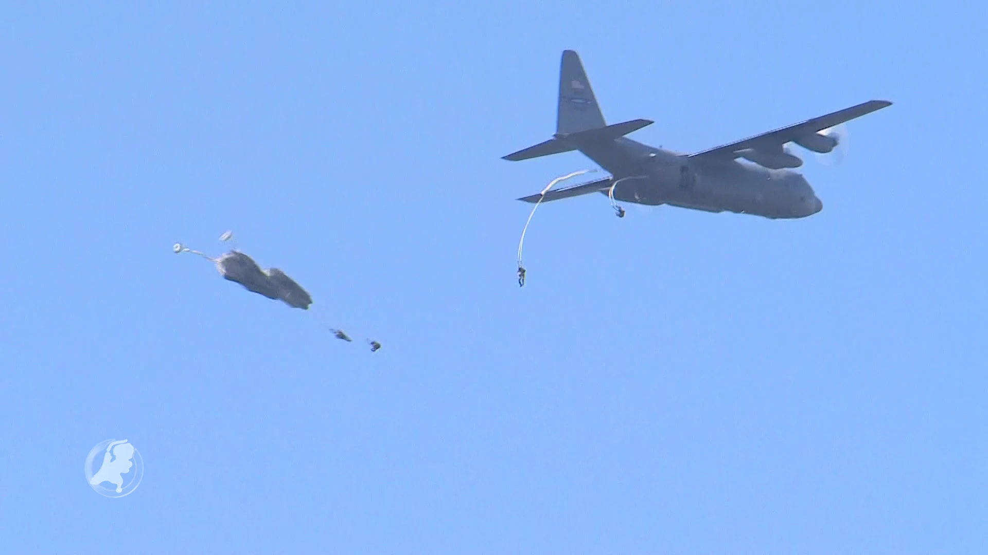 Parachutisten oefenen voor 74e Market Garden-herdenking