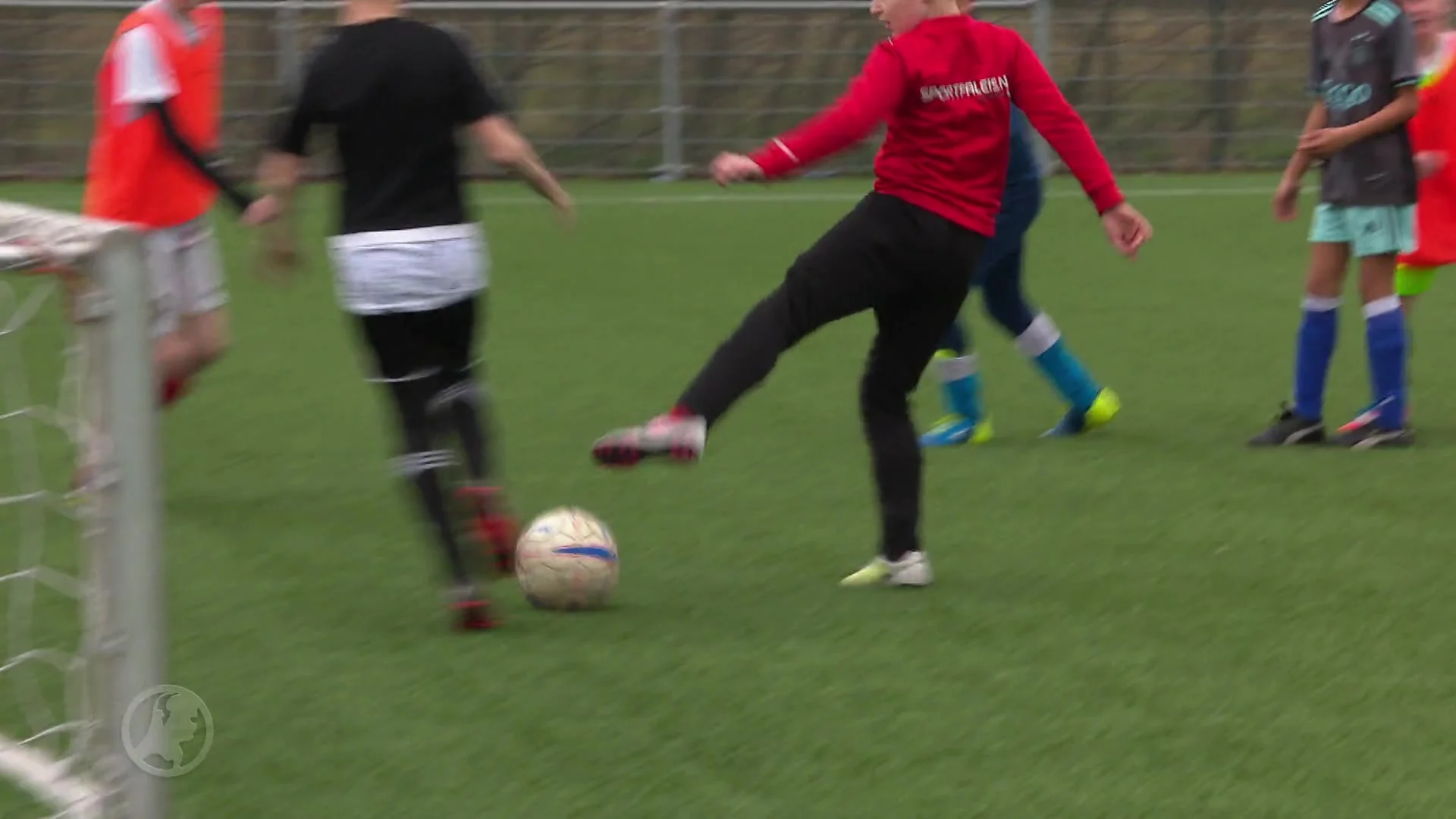 Voetbalster Roos (11) schrijft een boze brief aan de KNVB