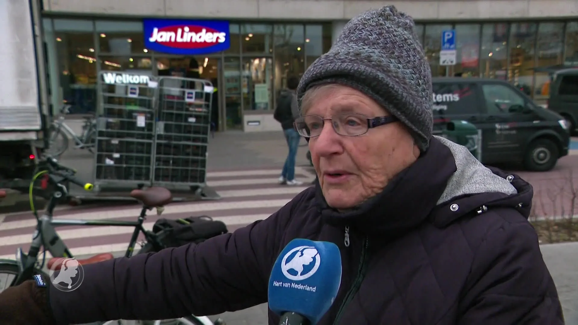 Overvallers met messen en bijlen gijzelen supermarktpersoneel in Lent
