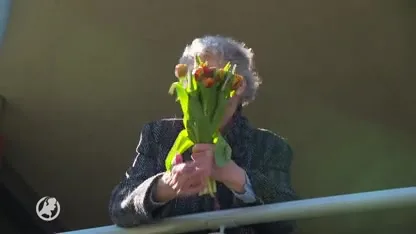 (Klein)kinderen verrassen oma Trien (92) met bloemen en spandoek