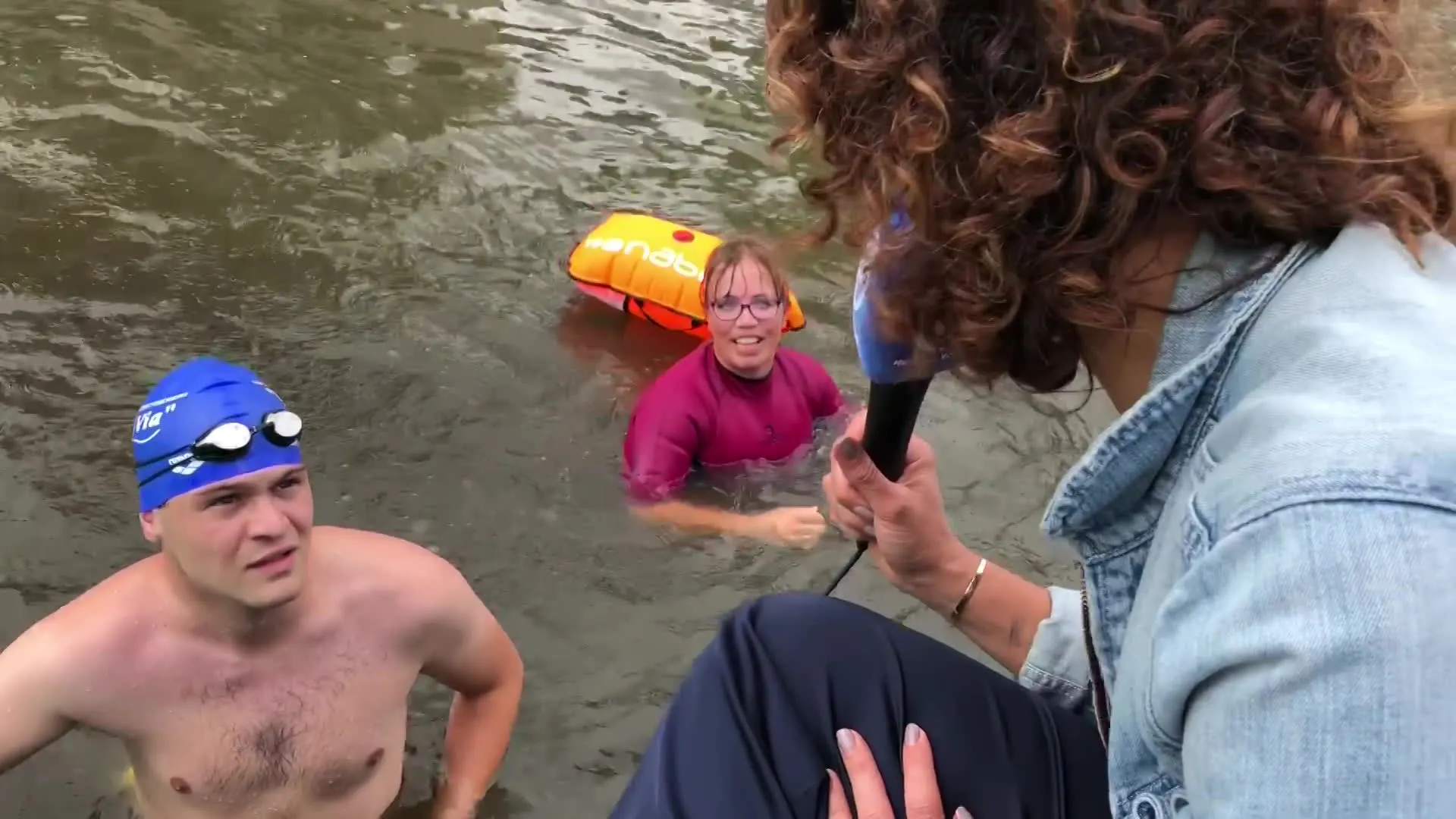 Doorzetters laten zich niet uit het veld door vies water 11stedenzwemtocht