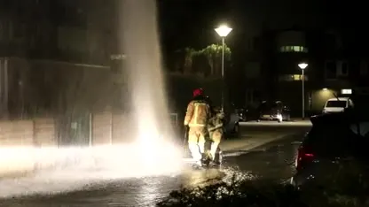 Water spuit meters hoog de lucht in na woningbrand Helmond