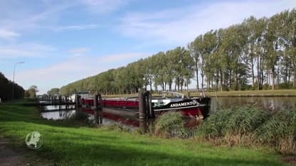Vrachtschip sloopt fietsbrug in Groningen