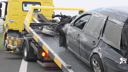 Auto vliegt over de kop op A4 bij Dinteloord