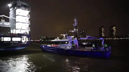 Politie haalt voertuig met lichaam uit de Maas