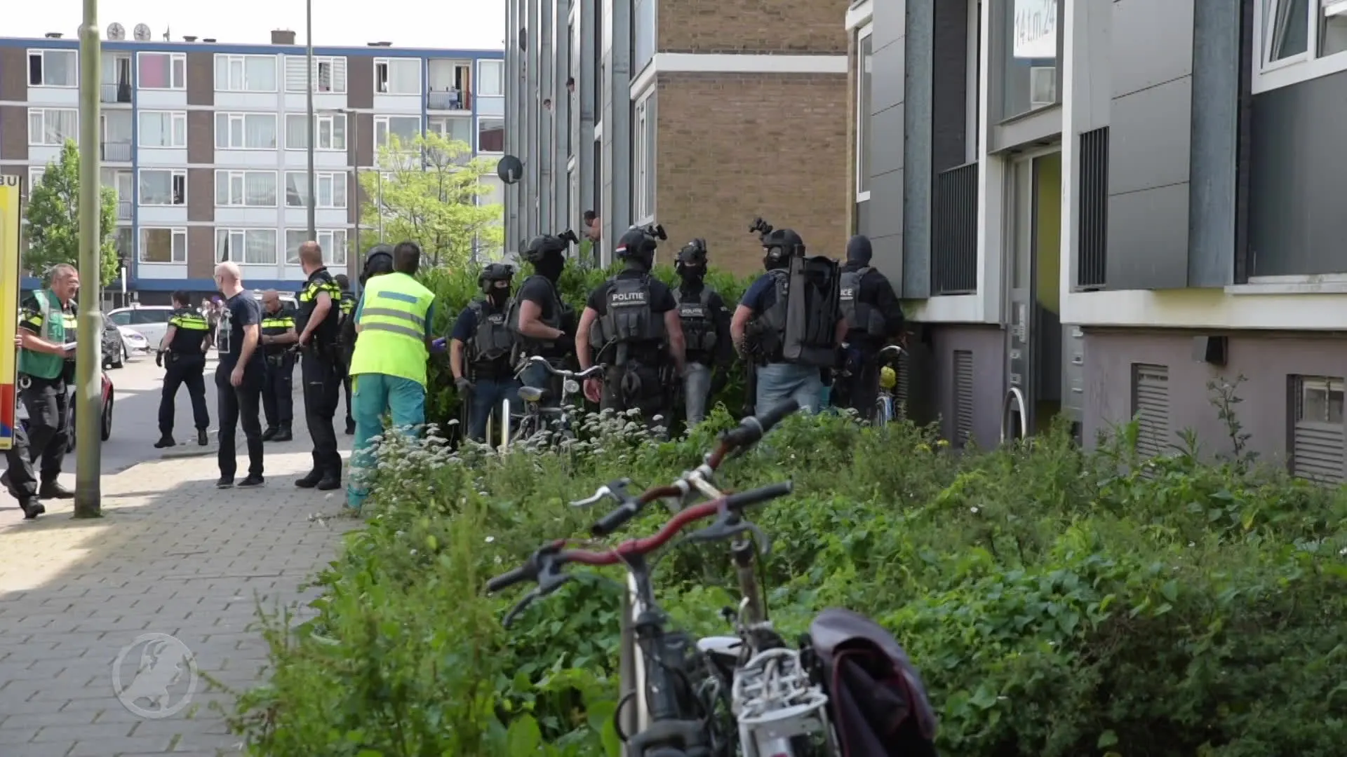 Politie schiet man met bijl neer, politiehond raakt gewond