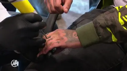 Werklozen laten gratis tatoeages weghalen