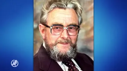 Jonge dichter Maureen draagt gedicht voor op de Dam tijdens dodenherdenking