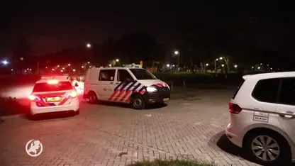 Man vastgebonden aan hek gevonden bij brandende auto in Amsterdam