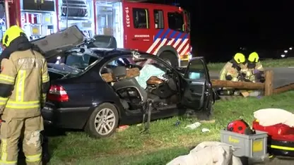 Auto gespietst door houten vangrail in Wemeldinge, drie inzittenden gewond
