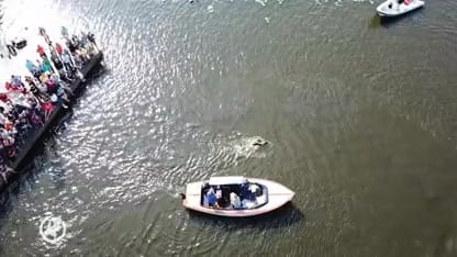Schipper Auke volgt Maarten tijdens spannende 11Stedenzwemtocht