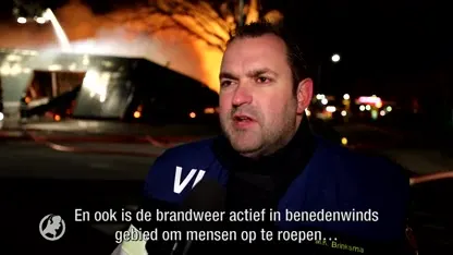 Grote brand in loodsen in Oosterwolde, bewoners geëvacueerd