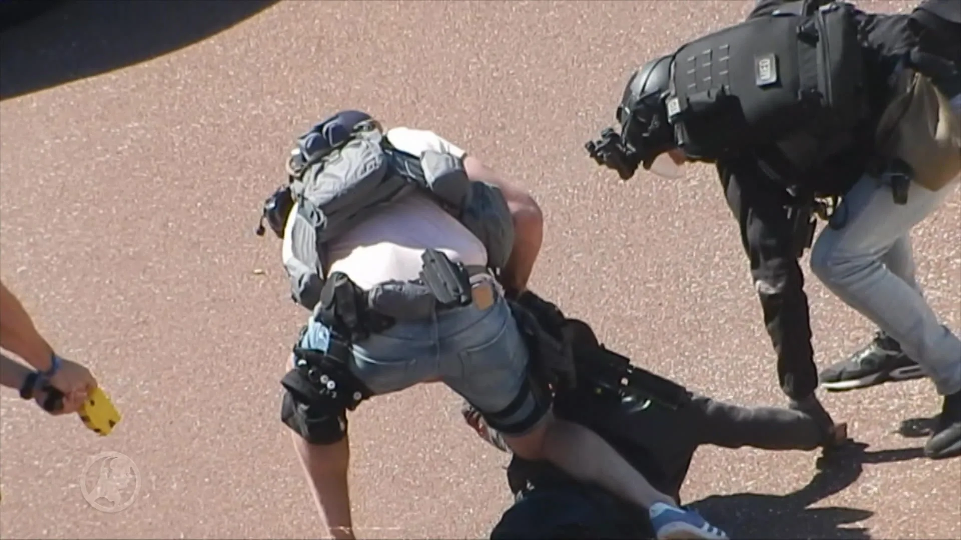 Overvaller steekt dappere omstanders neer bij supermarkt in Amsterdam