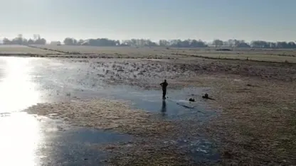 Dronebeelden: Schaatsen op ondergelopen Fries weiland
