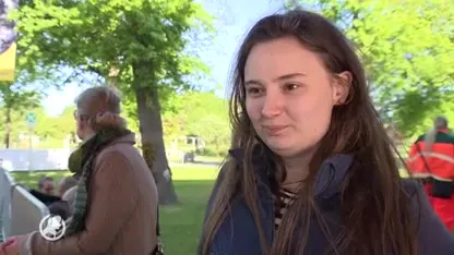 Fans wachten prins Harry in Den Haag op met cadeau's voor royal baby