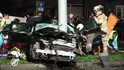 Auto in puin bij ongeluk Arnhem, vijf mensen gewond