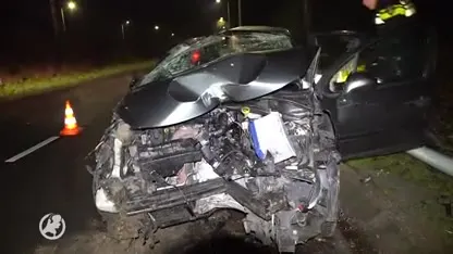 Auto vol flessen lachgas en lege ballonnen ramt lantaarnpaal in Eindhoven