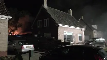 Woningen ontruimd bij hevige brand in Nieuw Roden