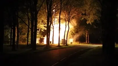 Zendmast in Rijswijk gaat volledig in vlammen op
