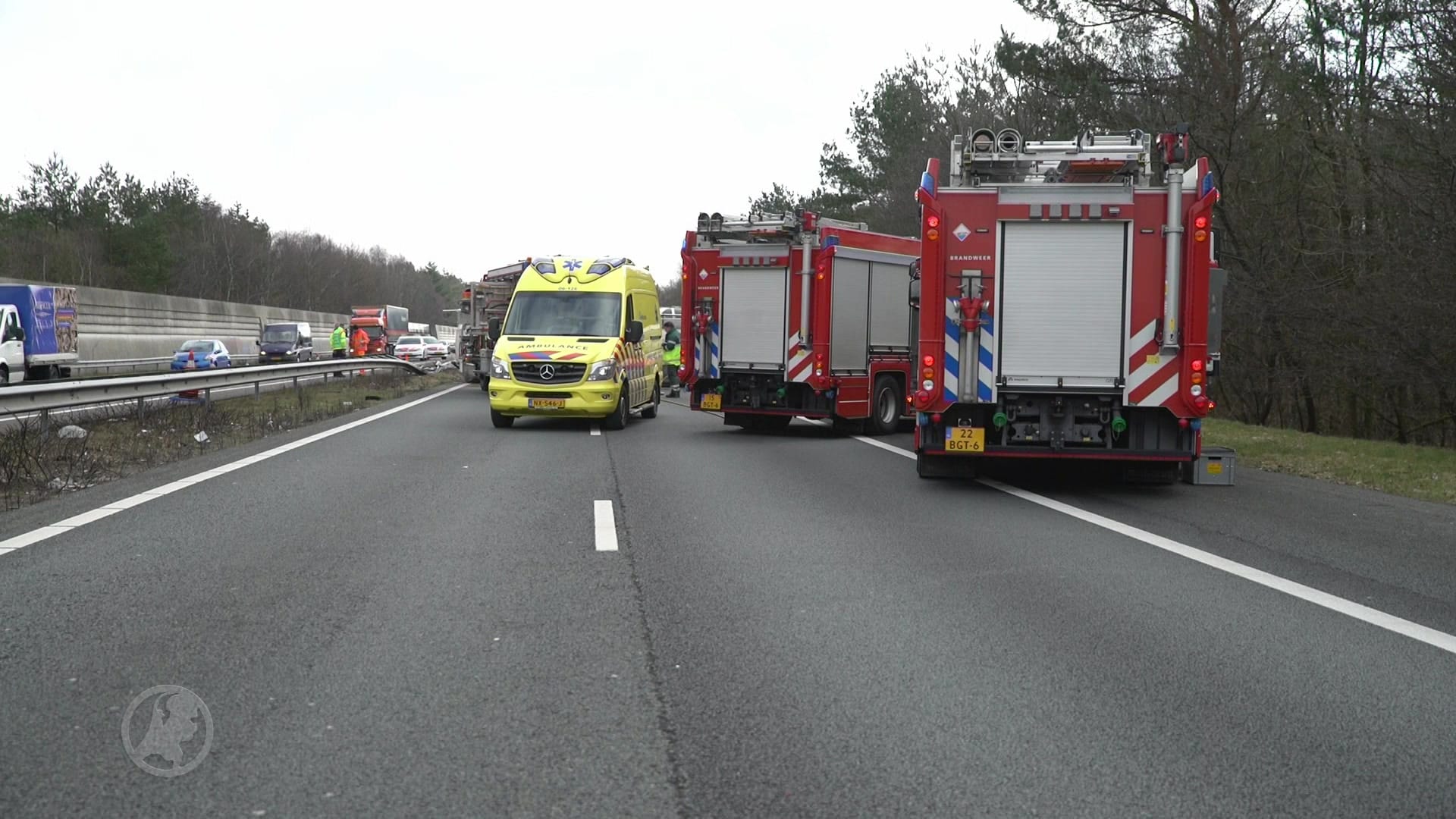 Vrachtwagen schiet door middenberm A1