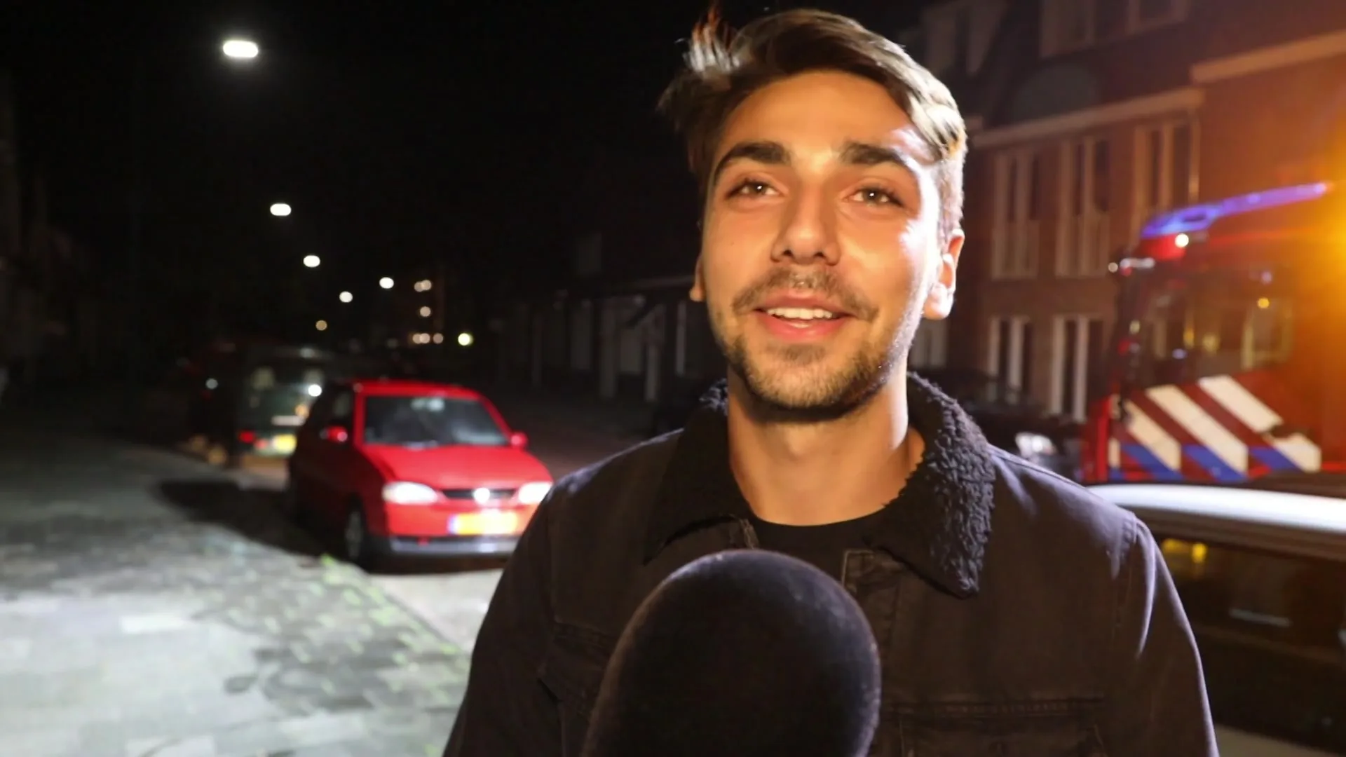 Groep vrienden blust autobrand