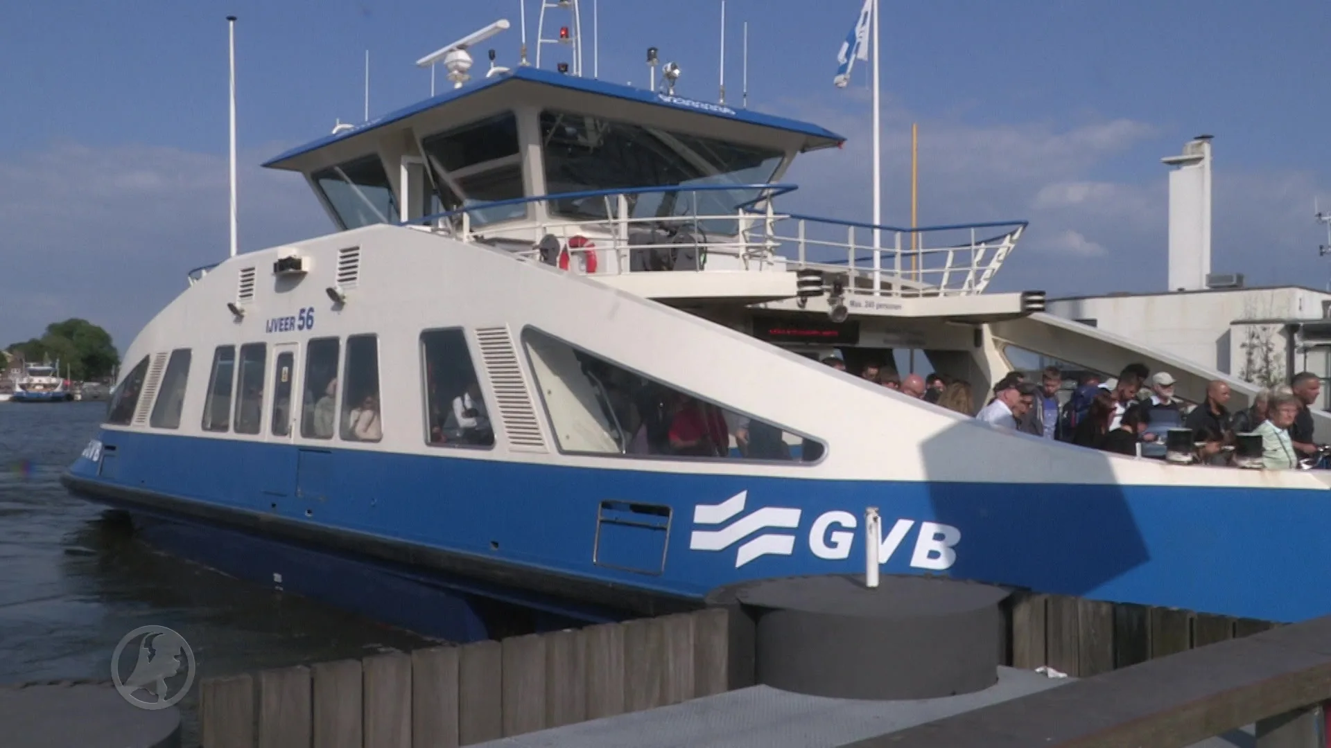 Opnieuw botst een pont in Amsterdam op de kade