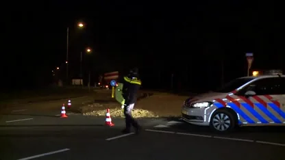 Vrachtwagen verliest lading, tien kuub aardappelen op de weg in Den Bosch