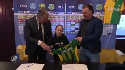 Kyana (10) is voor één dag hoofdtrainer bij ADO Den Haag