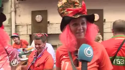 Oranjesupporters Lyon schitteren in meest uitbundige kostuums