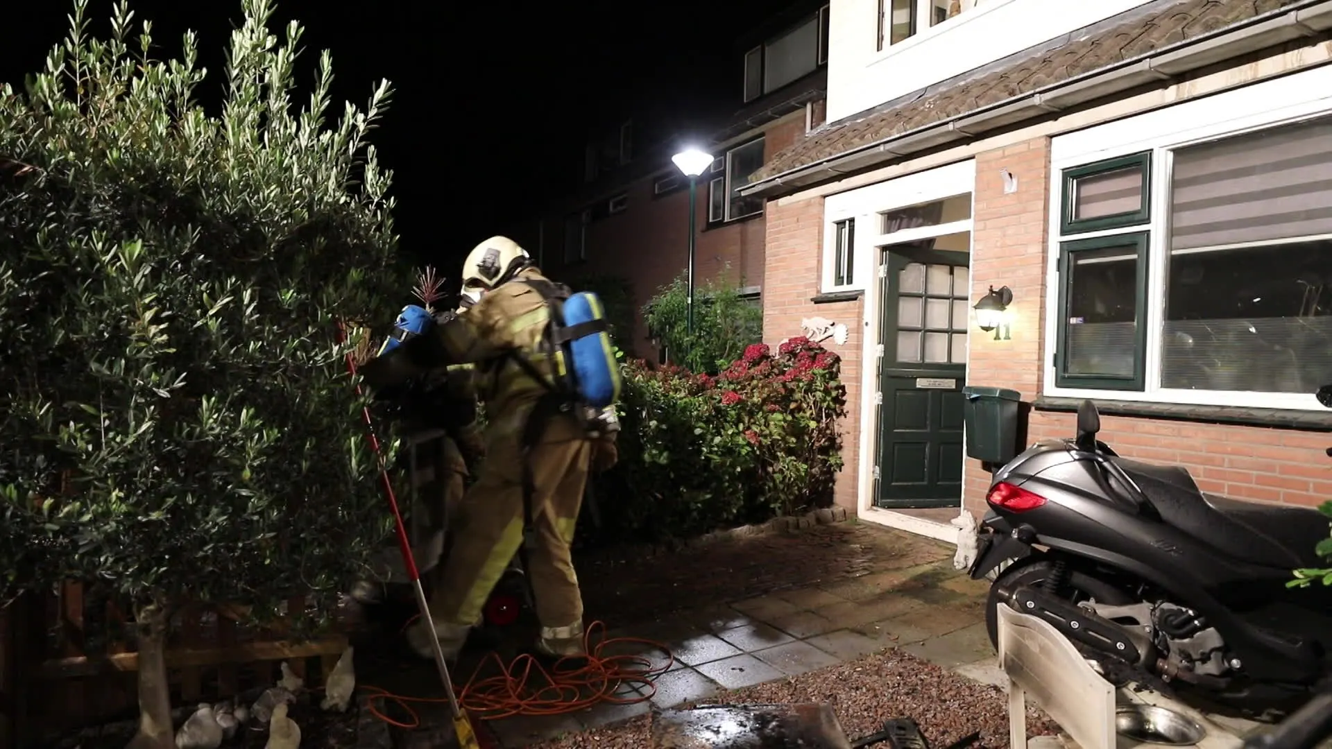 Oppas redt vier herdershonden en drie parkieten uit brandend huis Eemnes