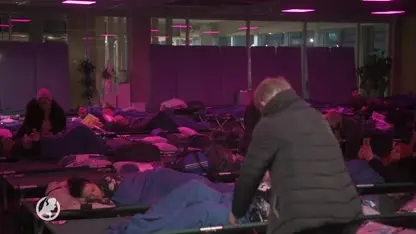 Honderden reizigers brengen nacht door op veldbedden Eindhoven Airport