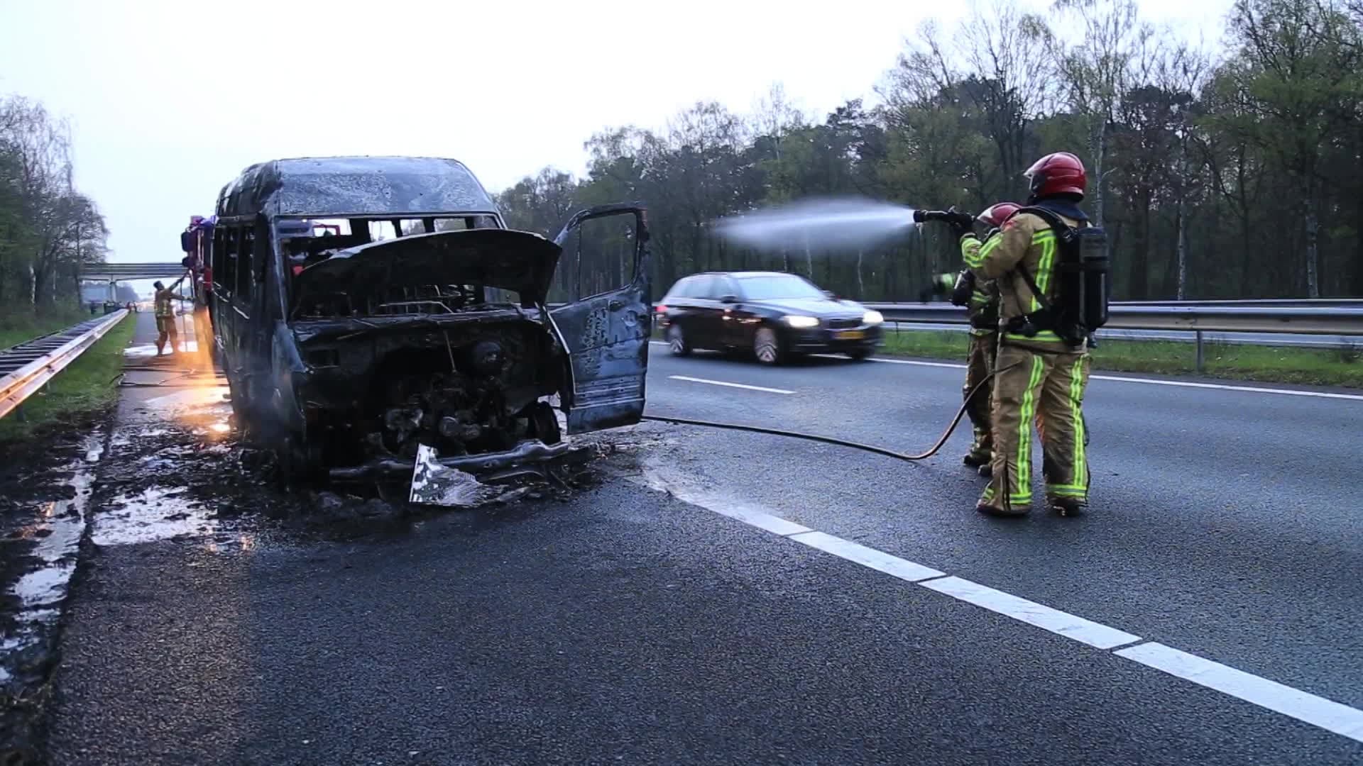 Busje vliegt in de hens op A67
