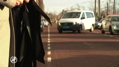 Amsterdamse taxichauffeurs rijden met zwarte lintjes voor Uber-slachtoffers