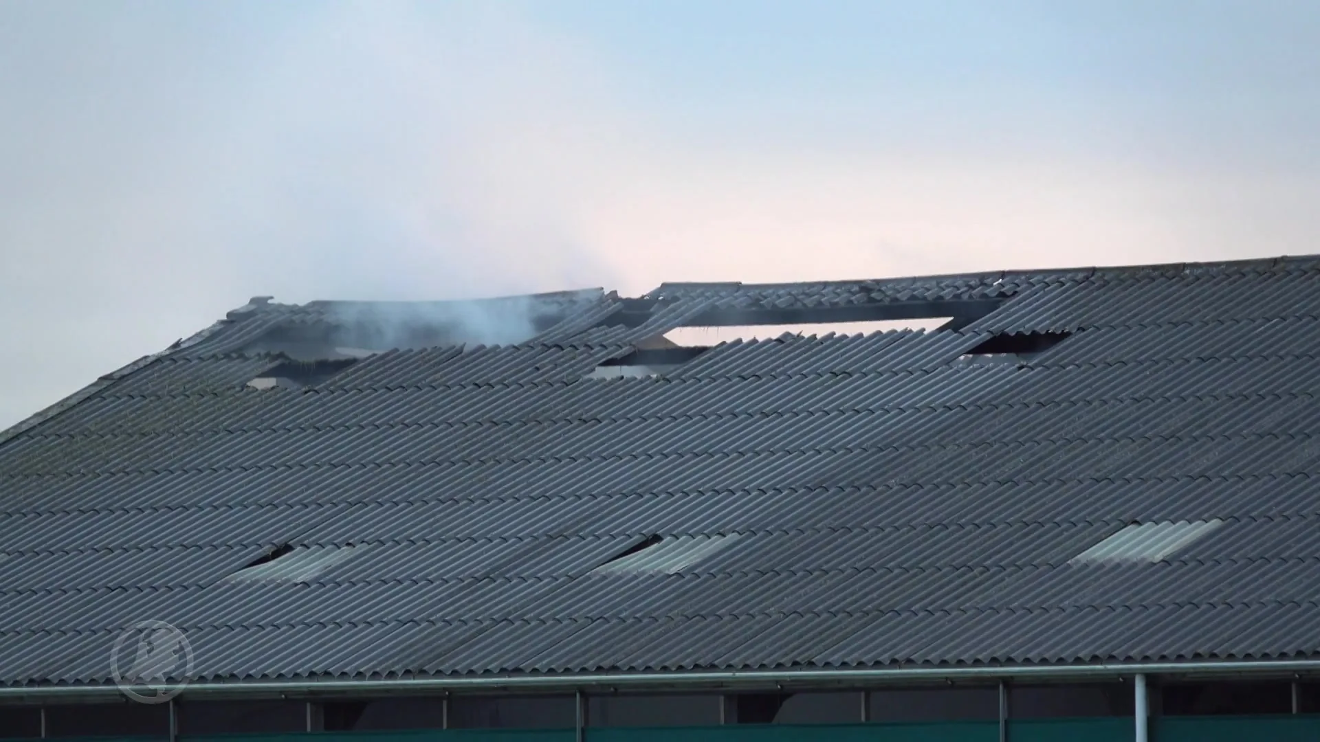 Boer redt koeien uit brandende stal in Ursem