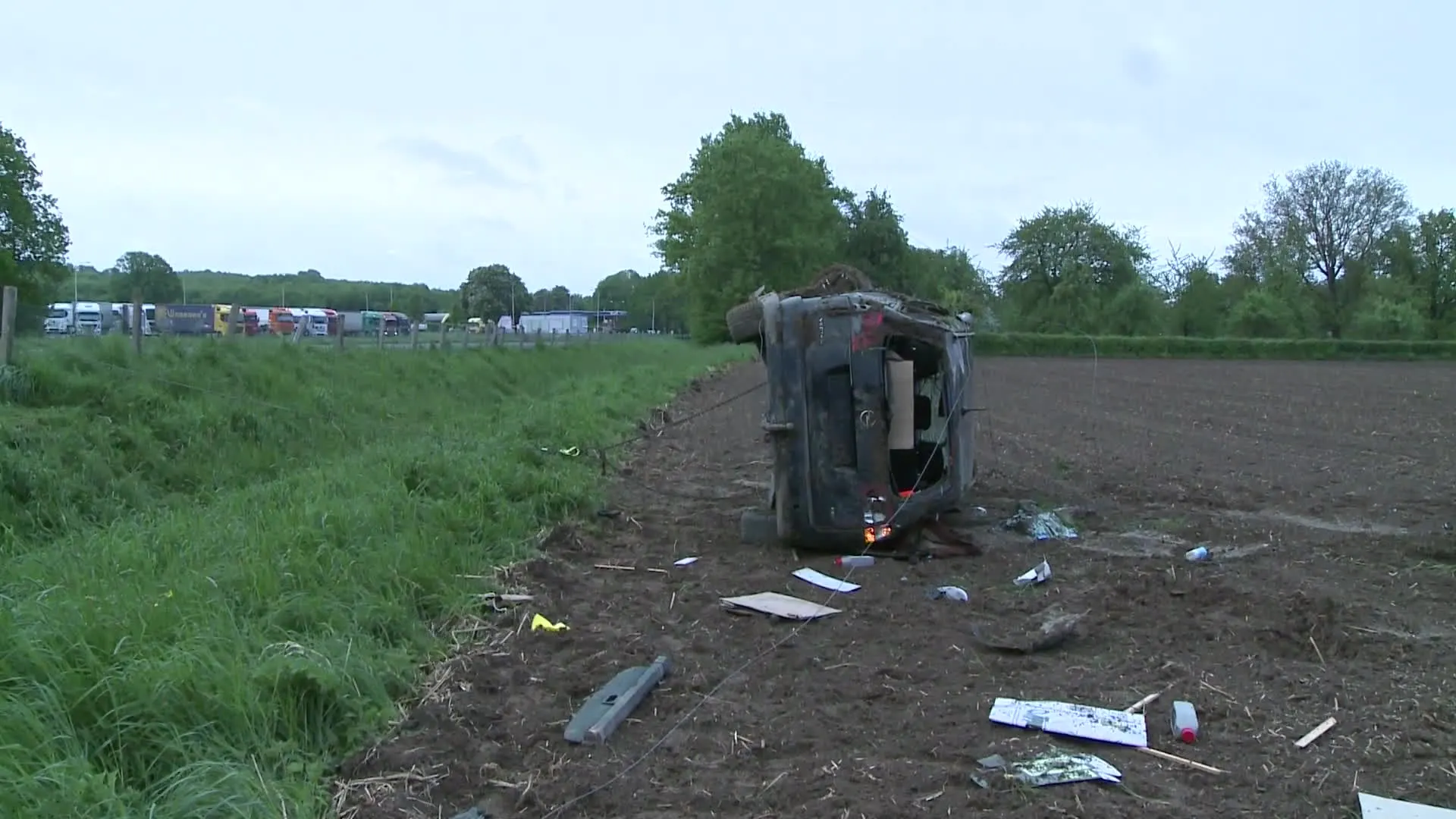 Auto over de kop bij Eijsden, snelweg afgesloten