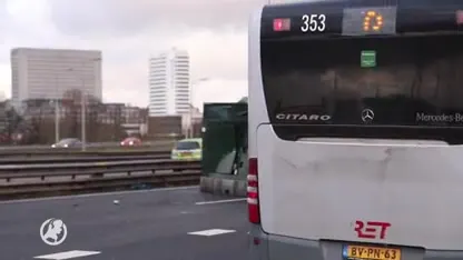 Dick en zijn vrouw overleefden bizar ongeluk: aggregaat valt midden op snelweg op hun auto