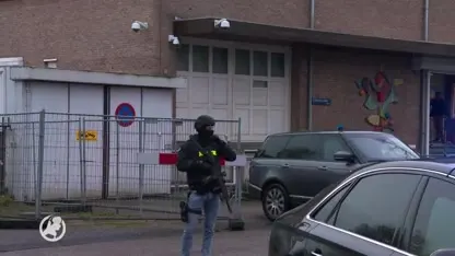 Zwaar bewapende politieagenten houden de boel in de gaten bij het Marengo-proces