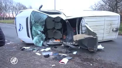 Bedrijfsbus compleet opengescheurd door tegemoetkomende kraan