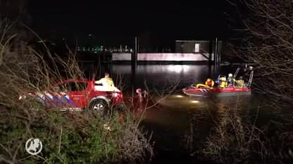 Scheepvaart bij Zutphen stilgelegd: een vrachtwagen ligt in de weg