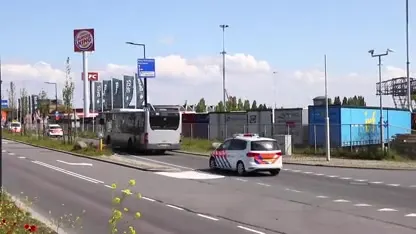 Politie haalt 34 'inklimmers' uit vrachtwagen in Vlaardingen