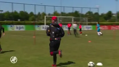 Jonge voetballers worden verrast met training van Oranje-coryfeeën Sarina Wiegman en Ronald de Boer